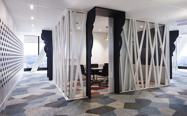 藍色主調(diào)辦公室裝修設(shè)計無形中映射出嚴(yán)謹(jǐn)感