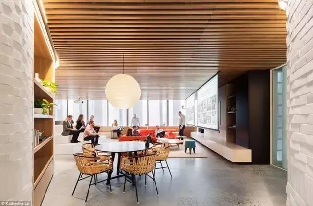 2000m2 像家一樣溫馨的辦公室，看完我心動了