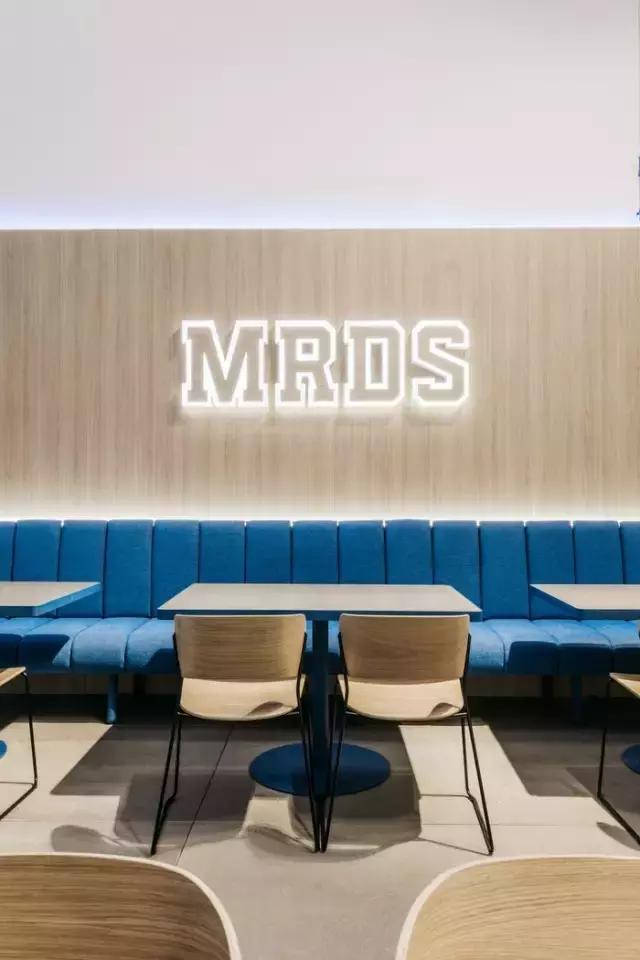 就喜歡這種天馬行空的藍，馬德里Movistar Riders辦公室設(shè)計