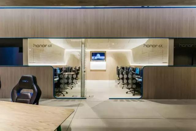 就喜歡這種天馬行空的藍，馬德里Movistar Riders辦公室設(shè)計