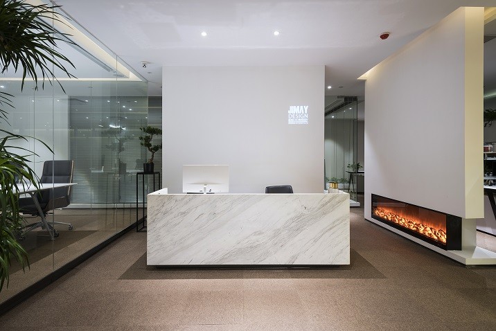 ‘少’不是空白而是精簡，‘多’不是擁擠而是＊＊。