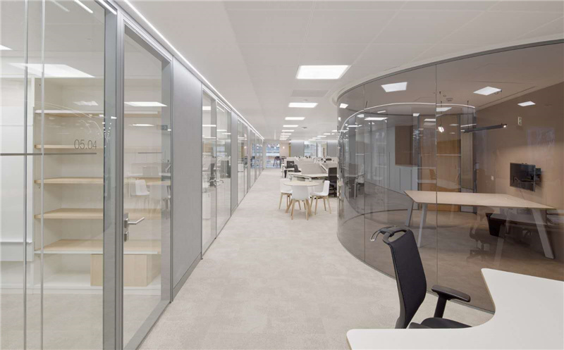 極簡(jiǎn)風(fēng)格辦公室設(shè)計(jì)，把純凈體現(xiàn)到較高程度！